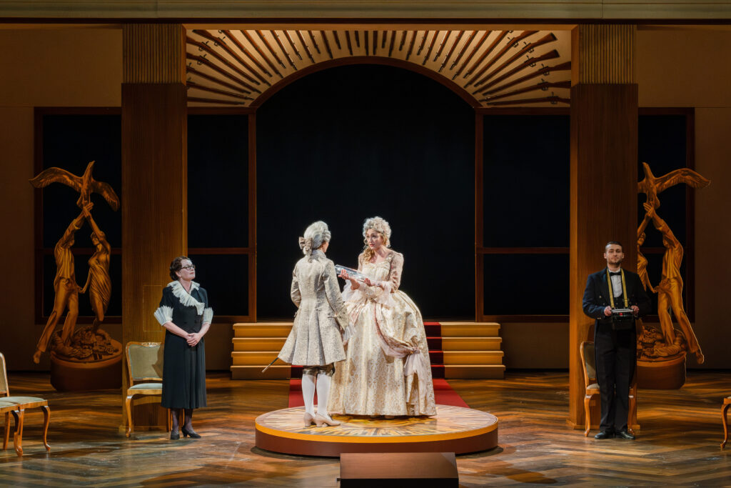 © Kirsten Nijhof Auf dem Drehpodest in der Mitte: Sophie (Olga Jelínková, re) und ihr Rosenkavalier Oktavian (Štĕpánka Pučálková). Links Jungfer Marianne Leitmetzerin (Caroline Stein), rechts der Haushofmeister bei Faninal (Gregor Reinhold)